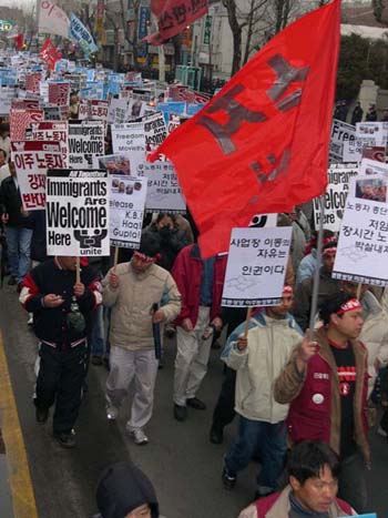 '사업장 이동의 자유는 인권이다'라는 안내판을 들고  '연수생, 고용허가제 철폐' '구속동지 석방'을 외치며 거리행진을 하고 있다. 